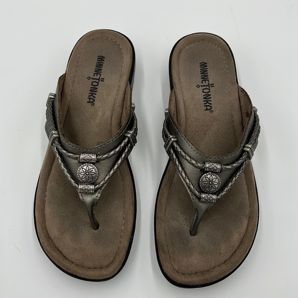 Minnetonka Silver Leather Silverbay Thong Mini Wedge Sandals Size 6 - Picture 2 of 8